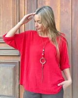 Blusa Elina roja de corte holgado, con cuello redondo y mangas tres cuartos.