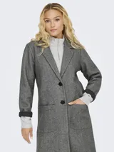 Blazer largo de paño en color gris melange, con solapas clásicas, cierre frontal de dos botones y dos bolsillos frontales de parche.