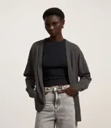 Cardigan de punto básico, con mangas largas y sisa desplazada. Presenta un diseño abierto sin botones, confeccionado en un tejido de punto ligero y versátil.