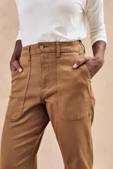 Pantalón cargo color verde oliva, de corte recto, con bolsillos laterales y traseros.