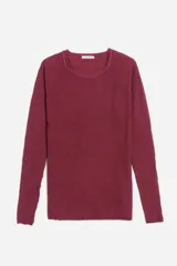 Sweater de punto acanalado color borgoña, de manga larga y cuello redondo.