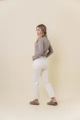 Jean de tiro medio-alto y calce slim color crudo, con diseño clásico de cinco bolsillos, bordado ondulado en el bolsillo trasero y aplique metálico de la marca.