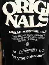 Remera negra de algodón con cuello redondo, manga corta y fit relajado. Presenta un pequeño estampado en el pecho con la inscripción "Originals".