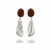 Caravanas colgantes de diseño exclusivo Fahoma, compuestas por una pieza superior en resina color marrón y una pieza inferior alargada en resina con efecto marmolado en tonos blanco y marrón.