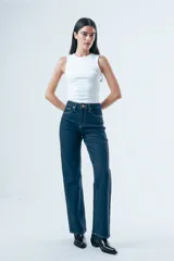 Jean de tiro medio con silueta recta que se amplía levemente hacia la botamanga, generando un efecto flare. Confeccionado en denim de estructura firme, cuenta con diseño de cinco bolsillos, cierre frontal y presillas en la cintura.