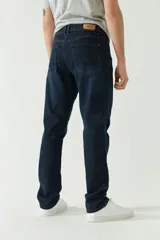 Pantalón de jean azul oscuro, corte recto, tiro medio y logo bordado. Confeccionado en algodón y spandex.