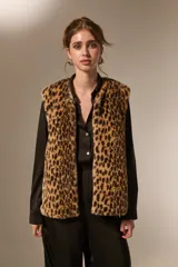 Chaleco sin mangas con diseño de estampado animal print de leopardo, confeccionado en piel sintética.