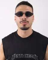 Lentes de sol negros con forma geométrica y marco metálico delgado.