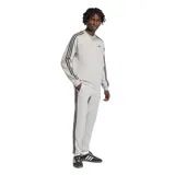 Buzo Adidas 3S Crew color gris melange, con cuello redondo, mangas raglán y las tres tiras características de la marca en negro a lo largo de las mangas. Incluye el logo del trébol bordado en el pecho.