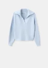 Sweater de punto celeste con cuello polo y cierre frontal en V, manga larga con puños ajustados y diseño acanalado.