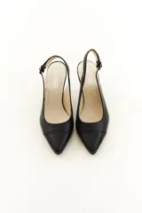 Zapatos slingback de cuero color negro, con diseño destalonado, tira ajustable en el talón y punta fina cerrada.