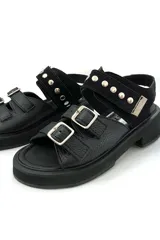 Sandalias negras de cuero con plataforma y ajuste con velcro.