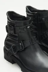 Bota de caña media confeccionada en cuero vacuno negro, con diseño de estilo rockero. Presenta dos tiras decorativas con remaches y hebillas metálicas a tono, laterales con detalle matelaseado y cierre lateral interno.