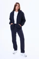 Buzo con capucha y cierre frontal completo, confeccionado en felpa suave, con bolsillos tipo canguro y cordones ajustables en la capucha.