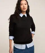 Blusa básica de punto Cortelle, color negro, con cuello alto y mangas largas.