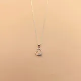 Collar de cadena fina de plata 925 con dije de corazón calado engastado con circonias brillantes.