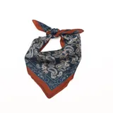 Pañuelo cuadrado de satén con estampado paisley en tonos azul marino, marrón y beige, con bordes en tono marrón.