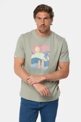 Remera de manga corta color gris con estampado de paisaje costero con palmeras y tablas de surf.