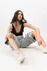 Championes de cuero color blanco con detalle de corona en animal print y talón verde. Cuentan con suela de caucho, lengüeta de gamuza y forro textil, con cierre mediante cordones al tono.