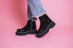 Botas de cuero negras con plataforma y hebilla lateral.