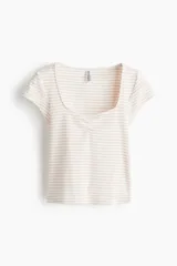 Remera corta y entallada de punto acanalado, con diseño a rayas horizontales, escote corazón, fruncido en el busto y mangas cortas.