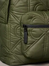 Mochila Calvin Klein de nailon color verde militar, con diseño acolchado y patrón de monograma integrado. Cuenta con cierre de cremallera doble, bolsillo delantero con cierre, tirantes ajustables y asa de mano superior.