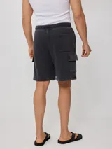 Short deportivo gris con bolsillos cargo laterales y cordón ajustable en la cintura.