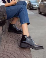 Botinetas de cuero color marrón con paneles laterales de gamuza en tono más oscuro y suela track negra de goma.