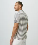 Camisa polo de punto para hombre, con diseño a rayas horizontales, cuello camisero, manga corta y cierre frontal parcial con botones.