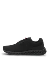 Championes deportivos de tejido knit color negro, con cordones y detalle de líneas rojas. Presentan una suela tecnológica con diseño ergonómico para mayor estabilidad y amortiguación.