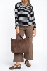 Remera de manga larga con diseño de rayas horizontales en blanco y negro, cuello redondo y corte ajustado al cuerpo.