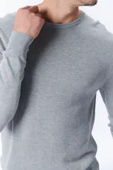 Buzo de punto con cuello redondo, manga larga y puños acanalados, de calce clásico.