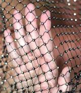 Top de red negro con strass, mangas largas y cuello redondo. Incluye corpiño negro con breteles finos.