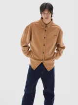 Camisa de denim de manga larga, con cuello clásico y botones negros. Confeccionada en tejido de algodón, con lavado washed.