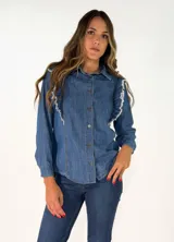 Camisa de denim azul oscuro con cuello clásico, cierre frontal de botones y detalle de volados en los hombros.