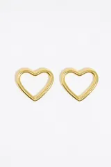 Par de aros dorados con forma de corazón y cierre de presión.