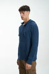 Buzo de punto color verde oliva con capucha, cordón ajustable y botones de madera en el cuello.