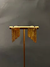 Aros colgantes dorados con diseño de flecos formados por múltiples cadenas finas con caída en forma de abanico.