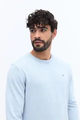 Sweater de hombre con escote redondo, manga larga y calce regular. Presenta un pequeño logo bordado en el pecho y puños acanalados.