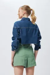 Short blanco de tiro alto confeccionado en algodón elastizado.