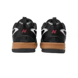 Championes New Balance modelo 808, color negro con detalles en blanco y suela color caramelo.