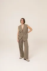 Pantalón de vestir de corte recto, confeccionado en lana, con diseño de rayas verticales finas y bolsillos laterales.