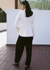 Pantalón balloon negro de punto fino y elástico, de diseño largo con cintura ajustable con goma y bajo con goma elástica.