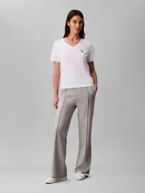 Pantalón deportivo de felpa francesa Calvin Klein, color gris, de corte recto con costuras frontales en relieve y cintura elástica.