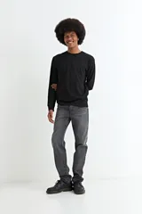 Jean de hombre, color gris oscuro con efecto lavado, corte recto y tiro medio.