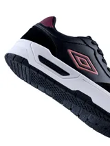 Championes urbanos Umbro modelo Milo-Bold, color negro con detalles en rosa. Presentan una combinación de materiales sintéticos y gamuza, con el logo de la marca en el lateral y una suela de plataforma blanca con relieve.
