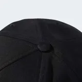 Gorro de béisbol negro de sarga de algodón, con visera curva y cierre ajustable en la nuca. Presenta el logotipo de las tres barras de Adidas bordado en blanco en el panel frontal.