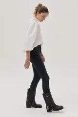 Blusa blanca con lunares en relieve, cuello con volados y lazos, mangas abullonadas 3/4 y bordados con lentejuelas en el frente.