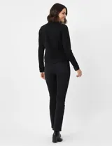 Campera de jean color negro, con cuello solapa, cierre frontal con botones metálicos y bolsillos aplicados en el frente.