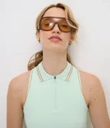 Top deportivo Get Over de microfibra seamless con textura acanalada, color verde menta, cuello polo con cierre frontal y detalles de líneas finas en el cuello.